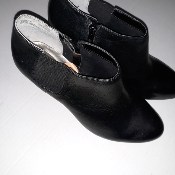5/$25 💕 Me Too black leather zip ankle boots. 3.5 inches heel. Size 7 - Picture 3 of 12